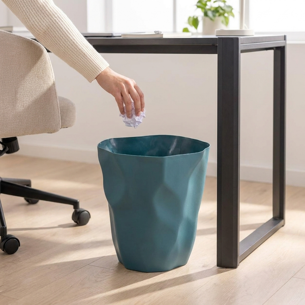 CURVEBIN – Papelera de forma irregular con diseño que ahorra espacio