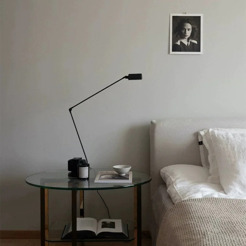 Lámpara de escritorio LED moderna con brazo ajustable y control de intensidad | Diseño minimalista para una iluminación enfocada