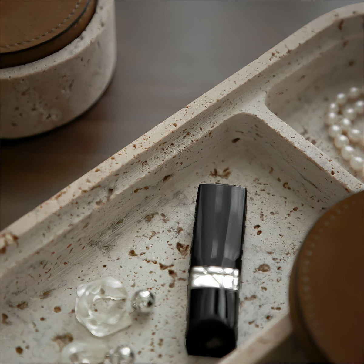 Elegante joyero ovalado de travertino con tapa de cuero: organizador de joyas único para anillos y collares