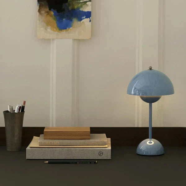 Lámpara de mesa LED moderna con luz regulable y diseño elegante para un uso versátil