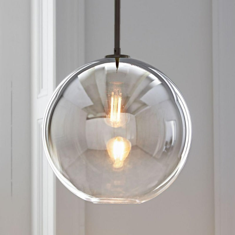 Elegante lámpara colgante de latón con pantalla de cristal
