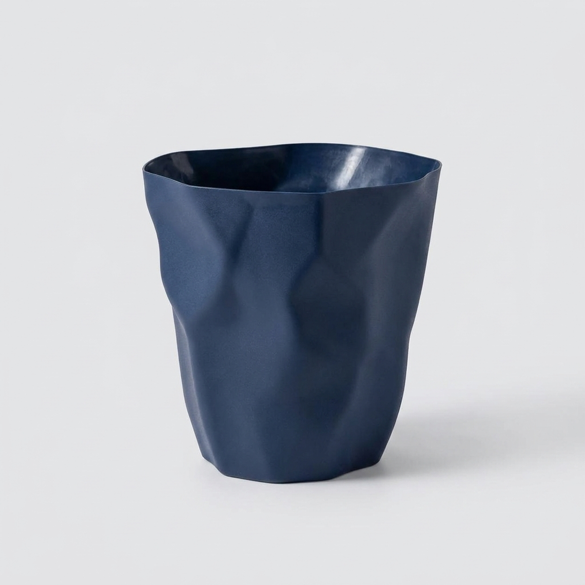 CURVEBIN – Papelera de forma irregular con diseño que ahorra espacio