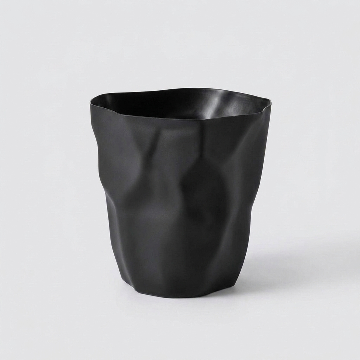 CURVEBIN – Papelera de forma irregular con diseño que ahorra espacio