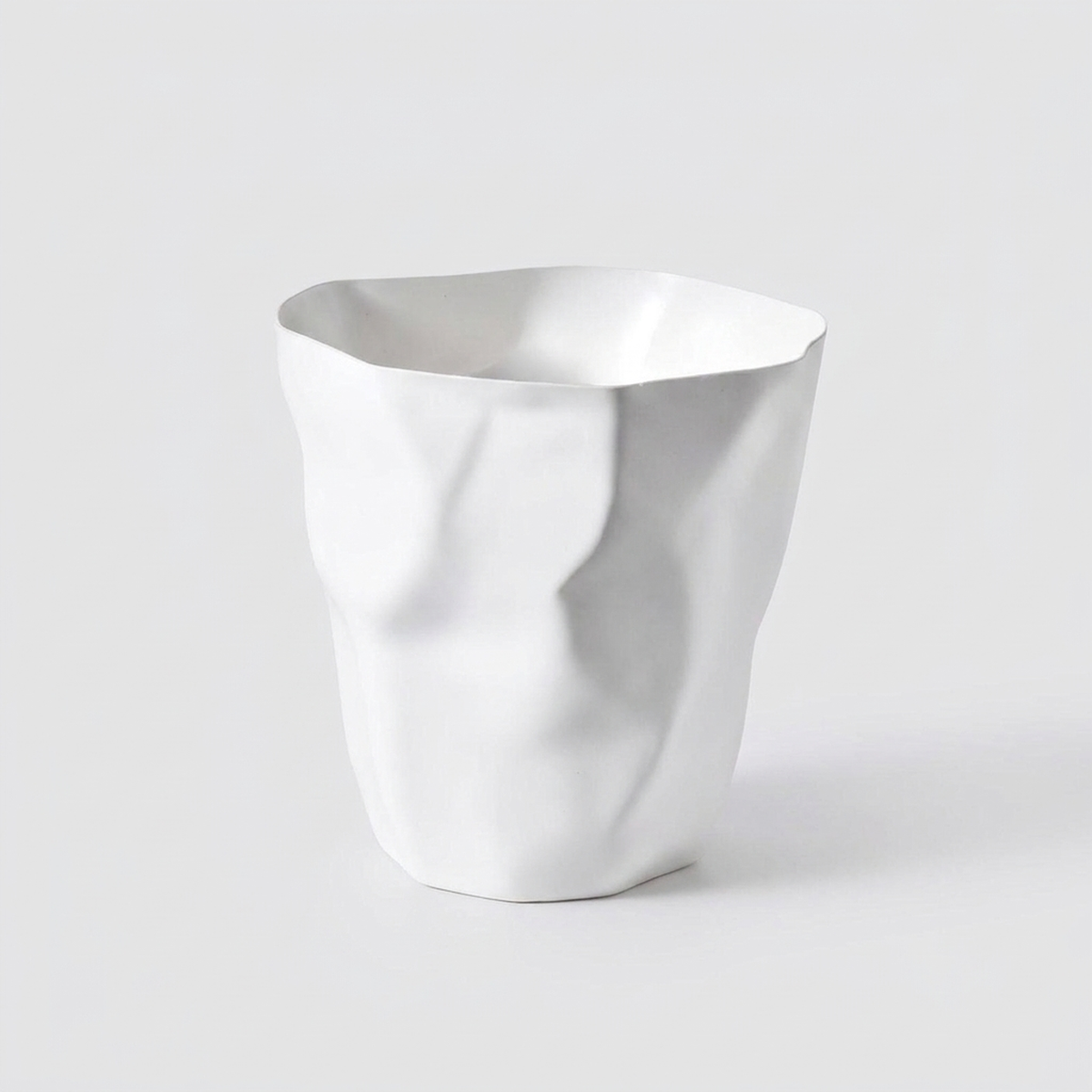 CURVEBIN – Papelera de forma irregular con diseño que ahorra espacio