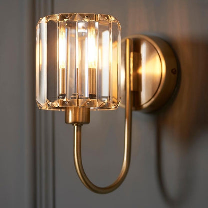 Aplique de pared de latón antiguo | Elegante candelabro con pantalla de vidrio facetado | Iluminación atemporal para cualquier espacio