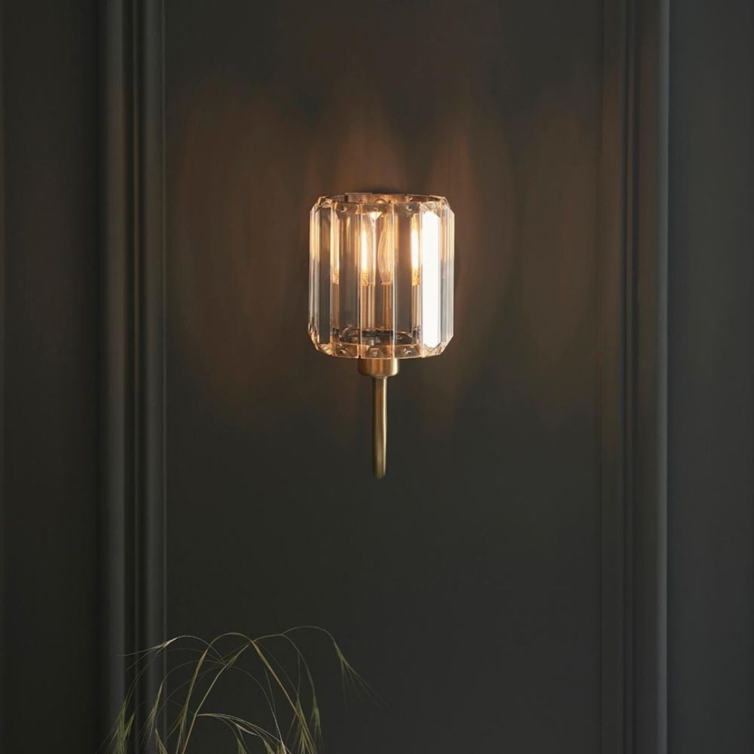 Aplique de pared de latón antiguo | Elegante candelabro con pantalla de vidrio facetado | Iluminación atemporal para cualquier espacio