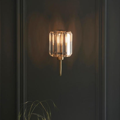 Aplique de pared de latón antiguo | Elegante candelabro con pantalla de vidrio facetado | Iluminación atemporal para cualquier espacio