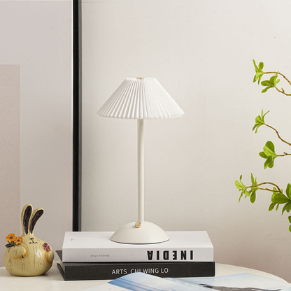 Lámpara de escritorio de estilo escandinavo con pantalla de tela plisada y puerto USB | Iluminación acogedora para interiores modernos