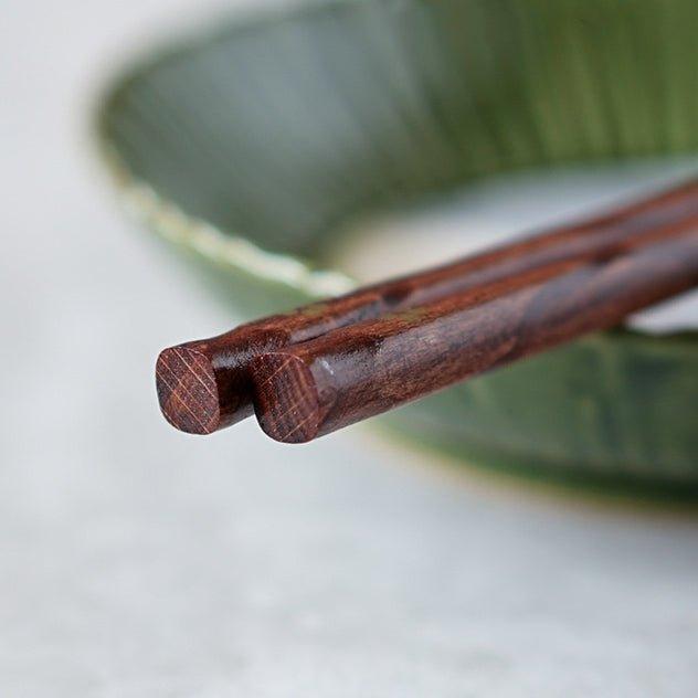 Juego de elegantes palillos japoneses de madera con diseño de flor de cerezo dorada | Experiencia gastronómica de lujo para cocina japonesa