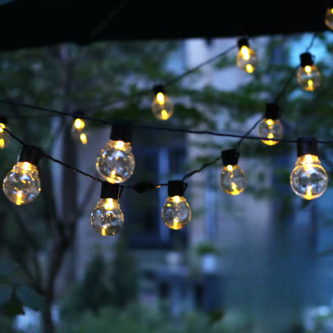 Guirnalda de luces solares con bombillas globo de luz blanca cálida para patio, jardín y eventos al aire libre