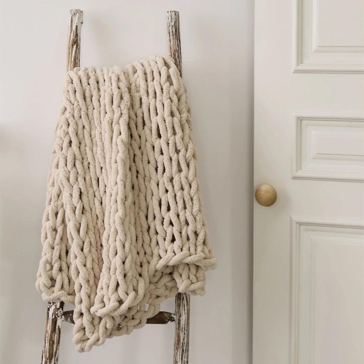 Cozy Chenille Chunky Knit Blanket Throw with Hand-Knotted Design for Ultimate Comfort