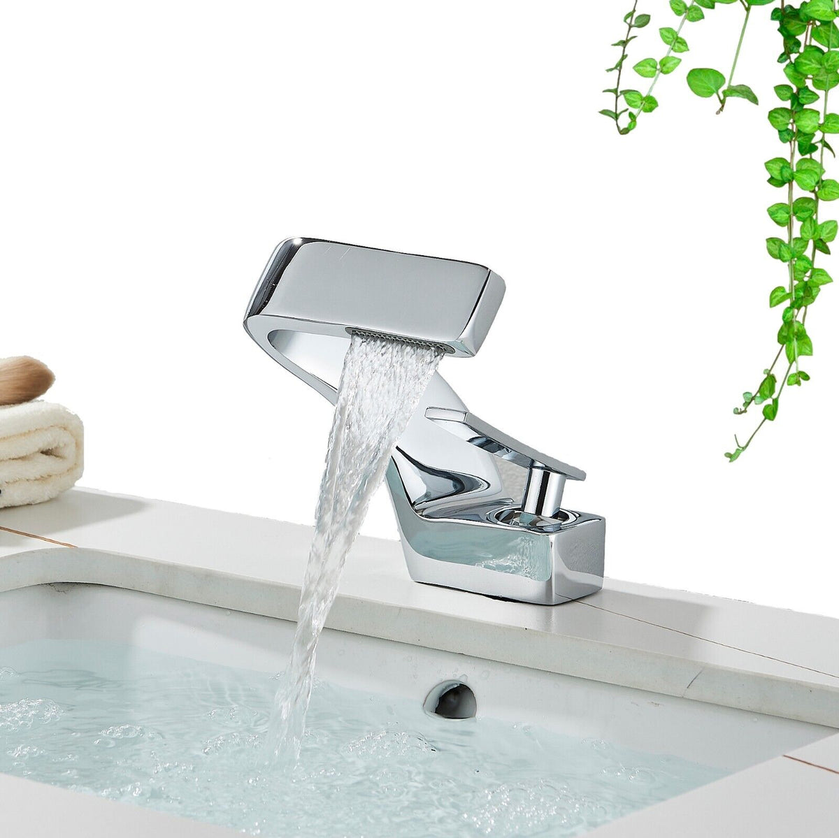 Elegante grifo de cocina curvo con caño en cascada y controles de doble manija | Diseño moderno para un flujo sin esfuerzo en cocina y baño