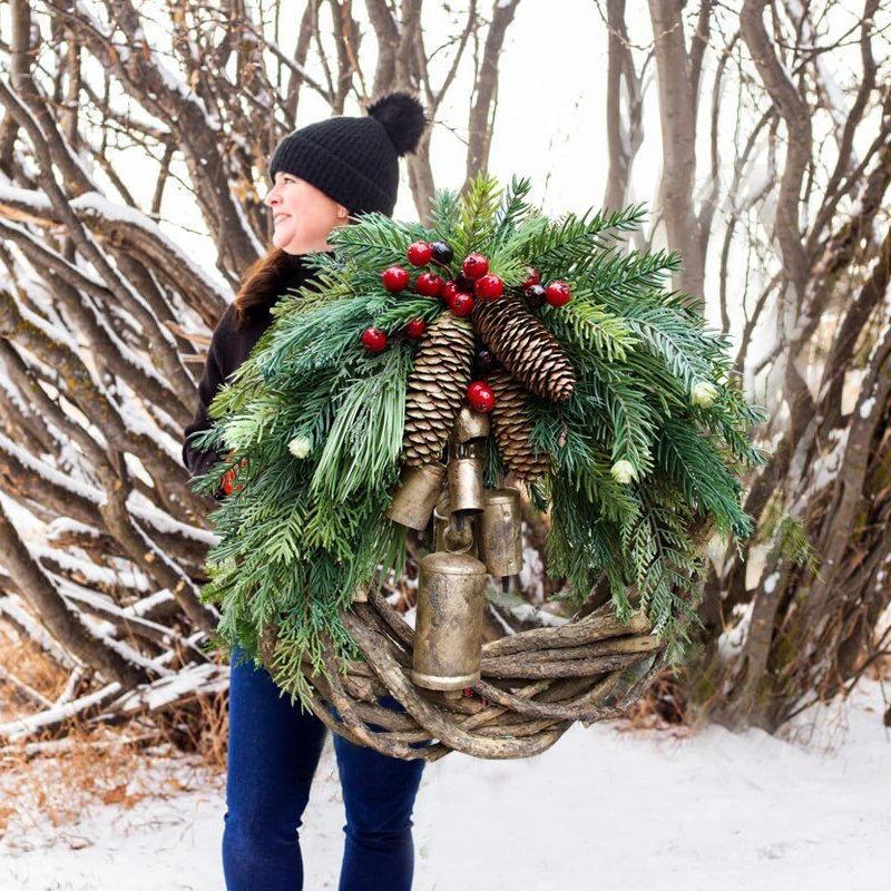 Corona rústica de invierno para puerta con cascabeles dorados, piñas y bayas: decoración estacional de estilo granja para la entrada principal o la repisa de la chimenea