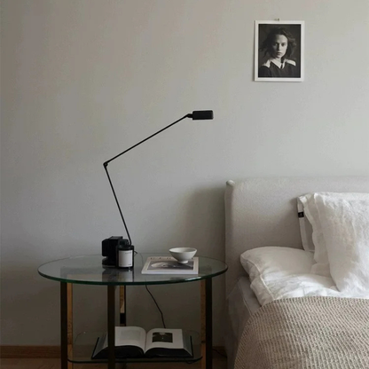 Lámpara de escritorio LED moderna con brazo ajustable y control de intensidad | Diseño minimalista para una iluminación enfocada