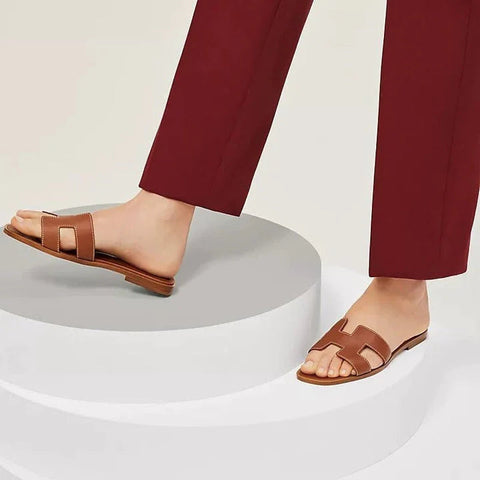 Sandalias planas con tiras y aberturas para mujer
