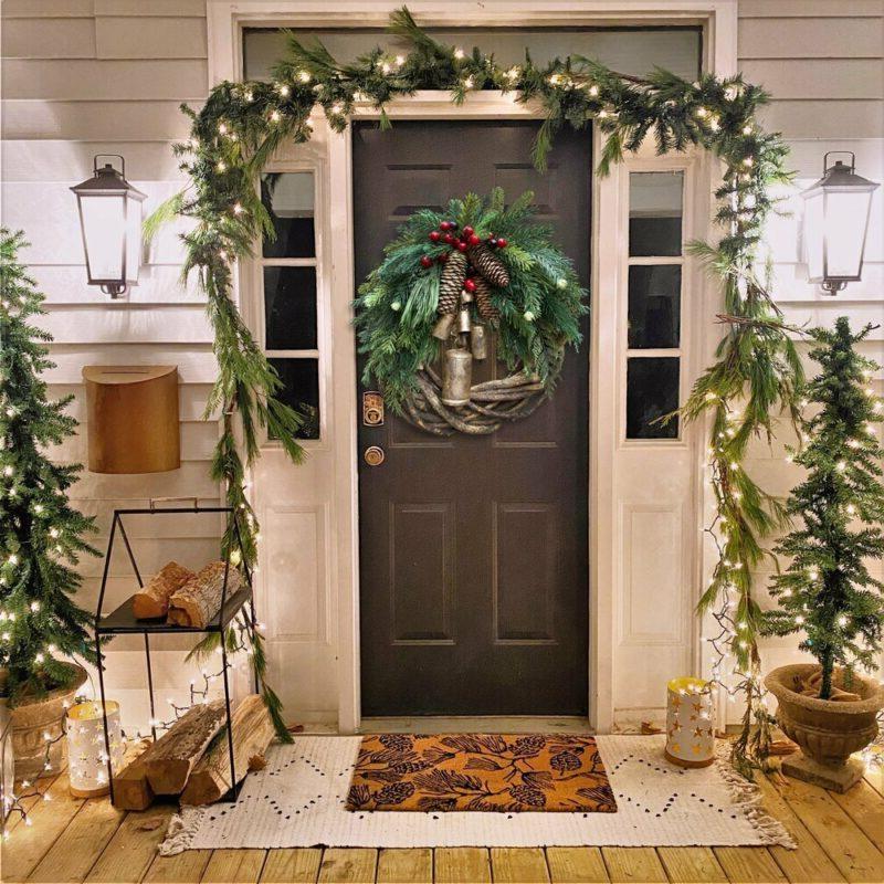 Corona rústica de invierno para puerta con cascabeles dorados, piñas y bayas: decoración estacional de estilo granja para la entrada principal o la repisa de la chimenea