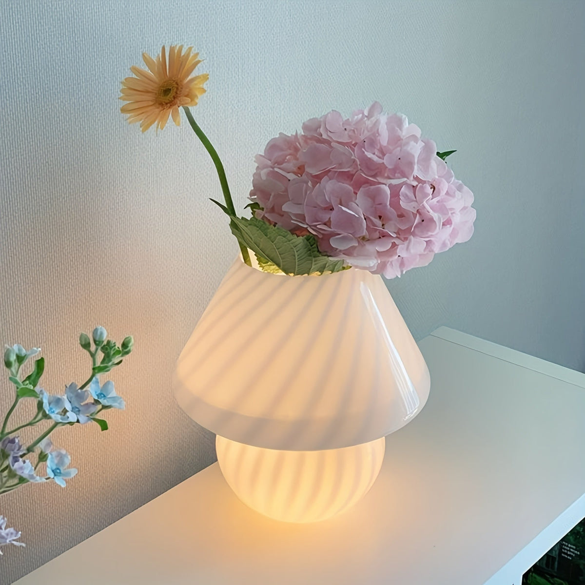 Hand-Blown Glass Mushroom Table Lamp USB Dimmable LED Bedside Light Retro Swirl Accent Lighting for Bedroom Living Room Desk