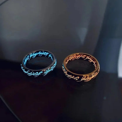 Anillo que brilla en la oscuridad con grabado en élfico: banda de fantasía luminosa autorrecargable para hombres y mujeres