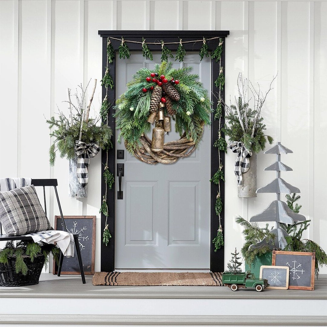 Corona rústica de invierno para puerta con cascabeles dorados, piñas y bayas: decoración estacional de estilo granja para la entrada principal o la repisa de la chimenea