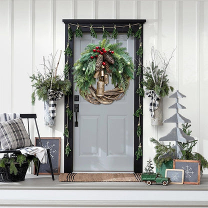 Corona rústica de invierno para puerta con cascabeles dorados, piñas y bayas: decoración estacional de estilo granja para la entrada principal o la repisa de la chimenea