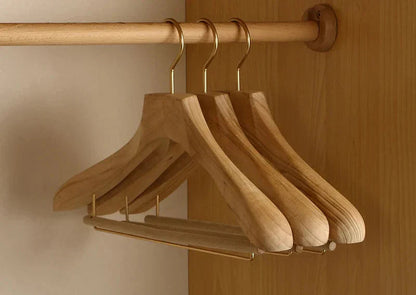Perchas de madera Aurelia | Madera de alcanfor de primera calidad, diseño de hombros anchos