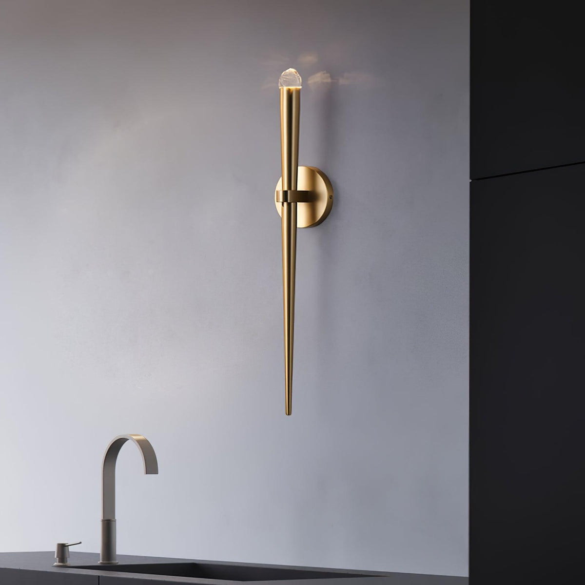 Aplique de pared LED cónico de latón de 15 pulgadas, luz de lectura vertical, iluminación para pasillo, dormitorio, montaje de metal moderno y minimalista, acento decorativo