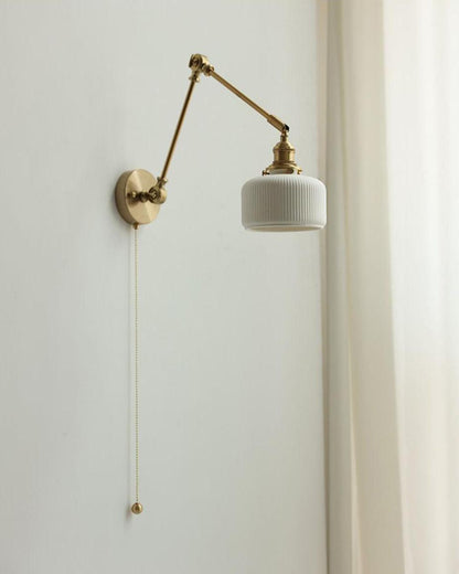Aplique de lectura con brazo oscilante y pantalla de cerámica | Lámpara de pared giratoria para dormitorio con interruptor de cadena | Lámpara de escritorio de latón moderna para dormitorio
