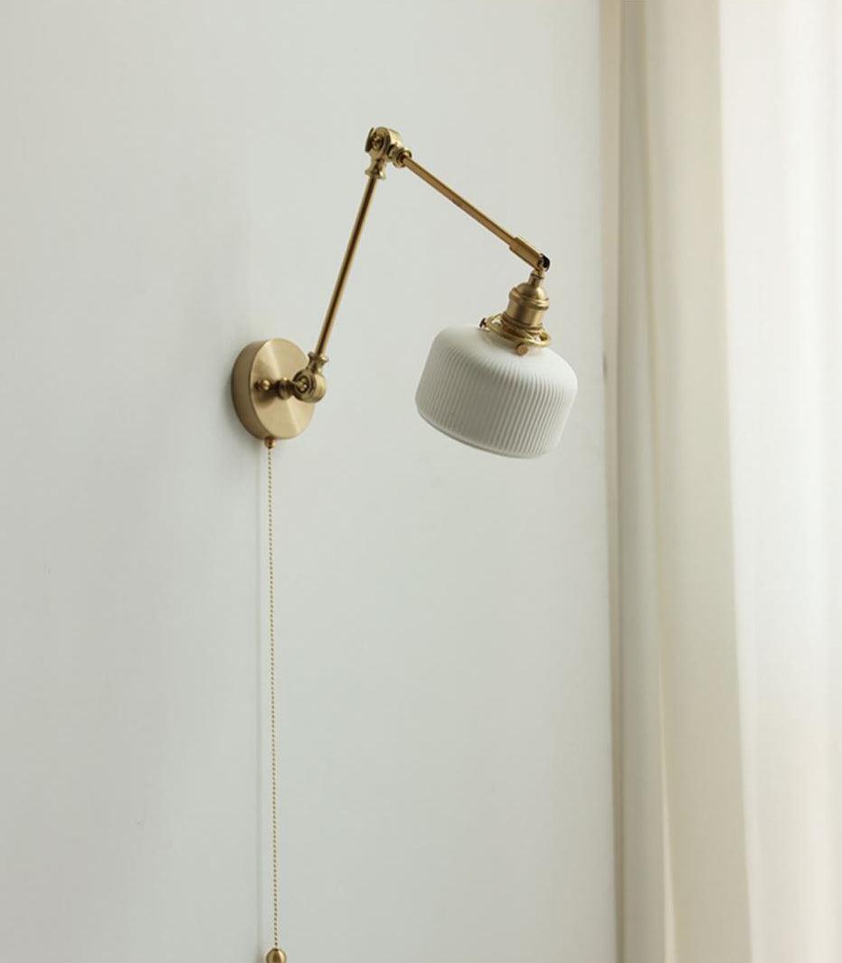 Aplique de lectura con brazo oscilante y pantalla de cerámica | Lámpara de pared giratoria para dormitorio con interruptor de cadena | Lámpara de escritorio de latón moderna para dormitorio