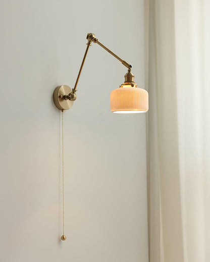 Aplique de lectura con brazo oscilante y pantalla de cerámica | Lámpara de pared giratoria para dormitorio con interruptor de cadena | Lámpara de escritorio de latón moderna para dormitorio