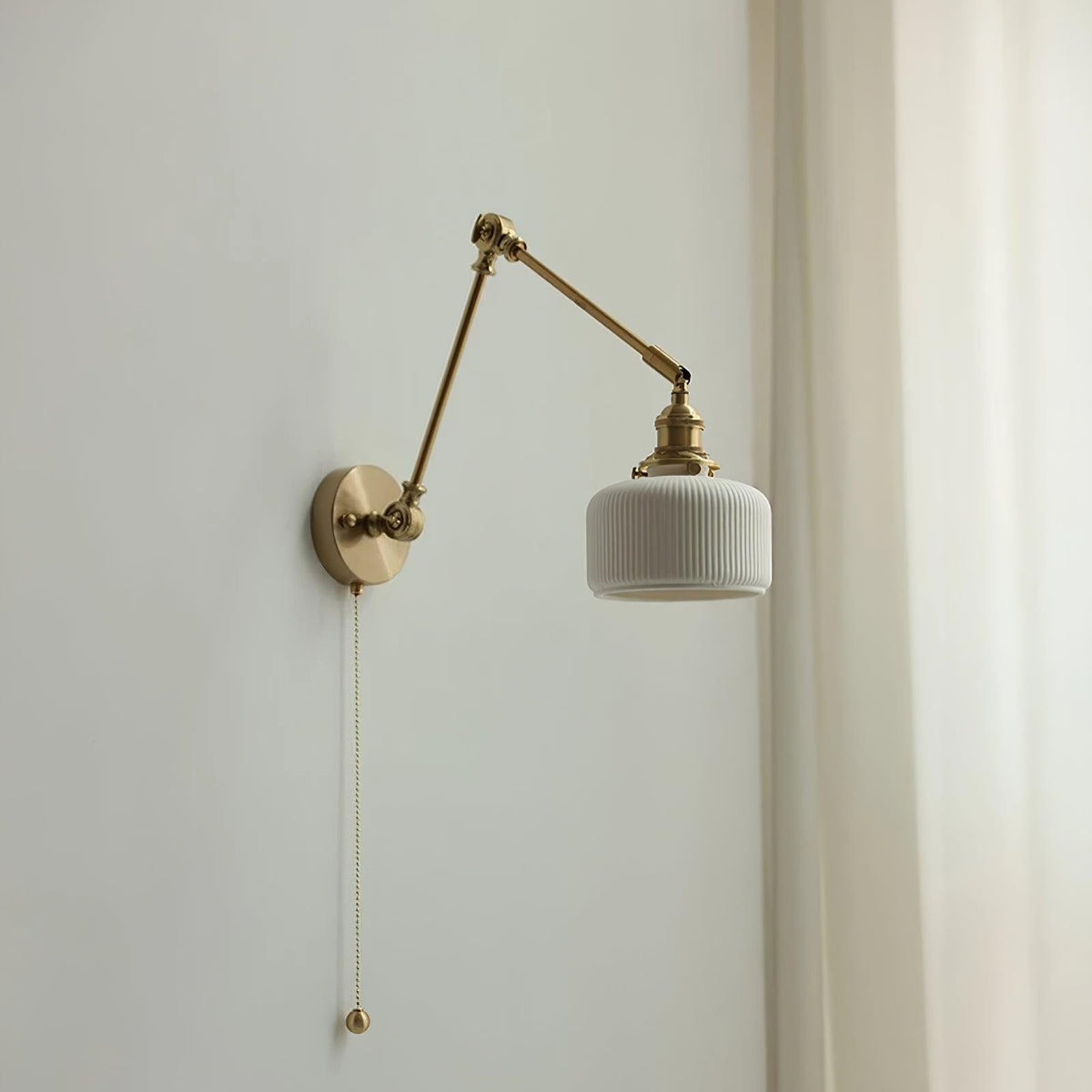 Aplique de lectura con brazo oscilante y pantalla de cerámica | Lámpara de pared giratoria para dormitorio con interruptor de cadena | Lámpara de escritorio de latón moderna para dormitorio