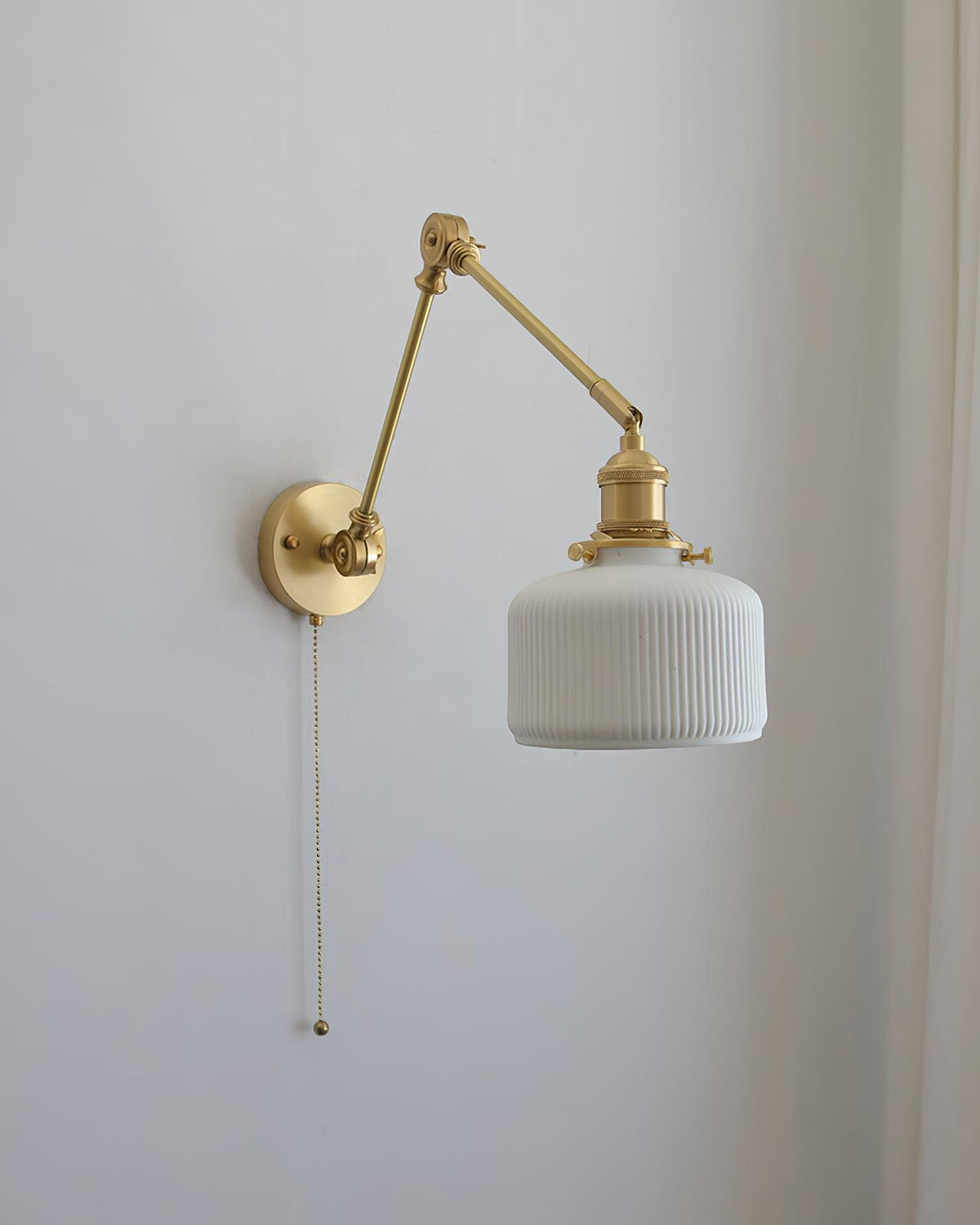 Aplique de lectura con brazo oscilante y pantalla de cerámica | Lámpara de pared giratoria para dormitorio con interruptor de cadena | Lámpara de escritorio de latón moderna para dormitorio