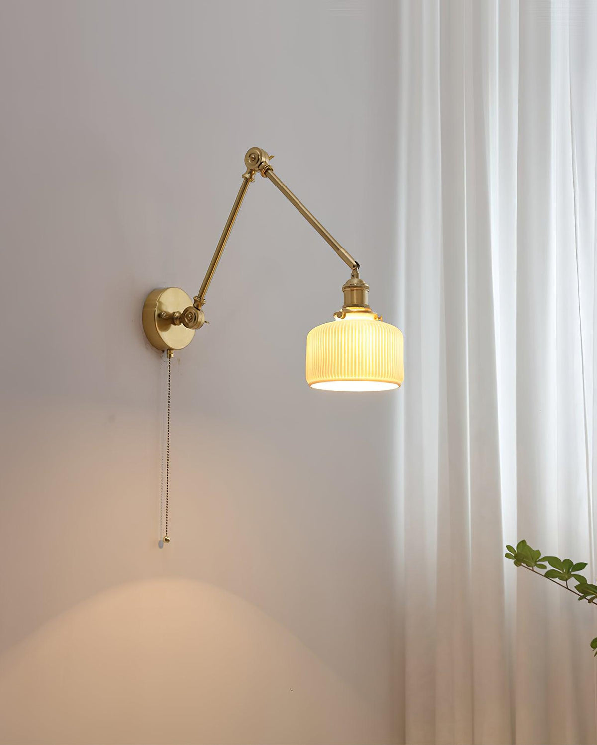 Aplique de lectura con brazo oscilante y pantalla de cerámica | Lámpara de pared giratoria para dormitorio con interruptor de cadena | Lámpara de escritorio de latón moderna para dormitorio
