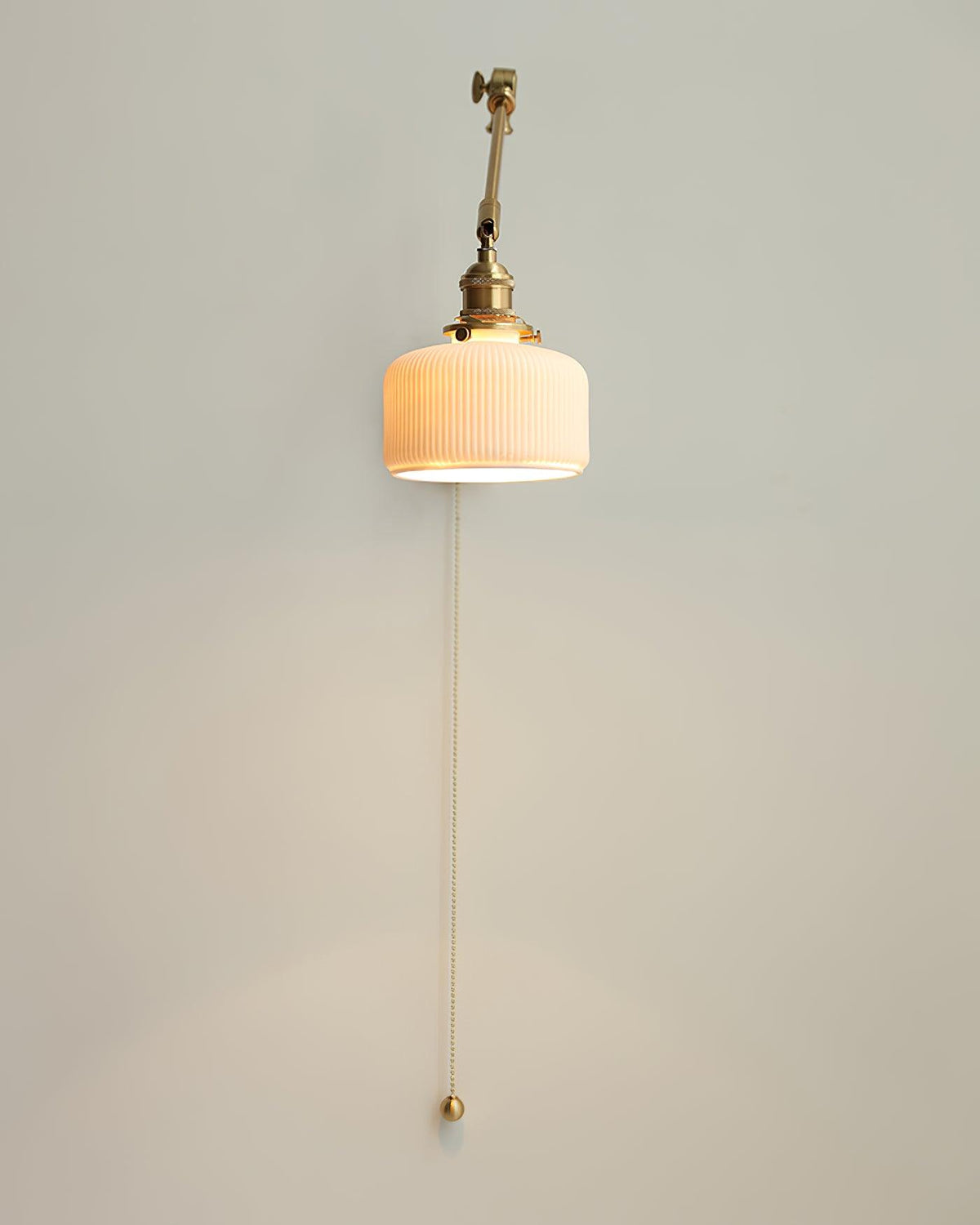 Aplique de lectura con brazo oscilante y pantalla de cerámica | Lámpara de pared giratoria para dormitorio con interruptor de cadena | Lámpara de escritorio de latón moderna para dormitorio