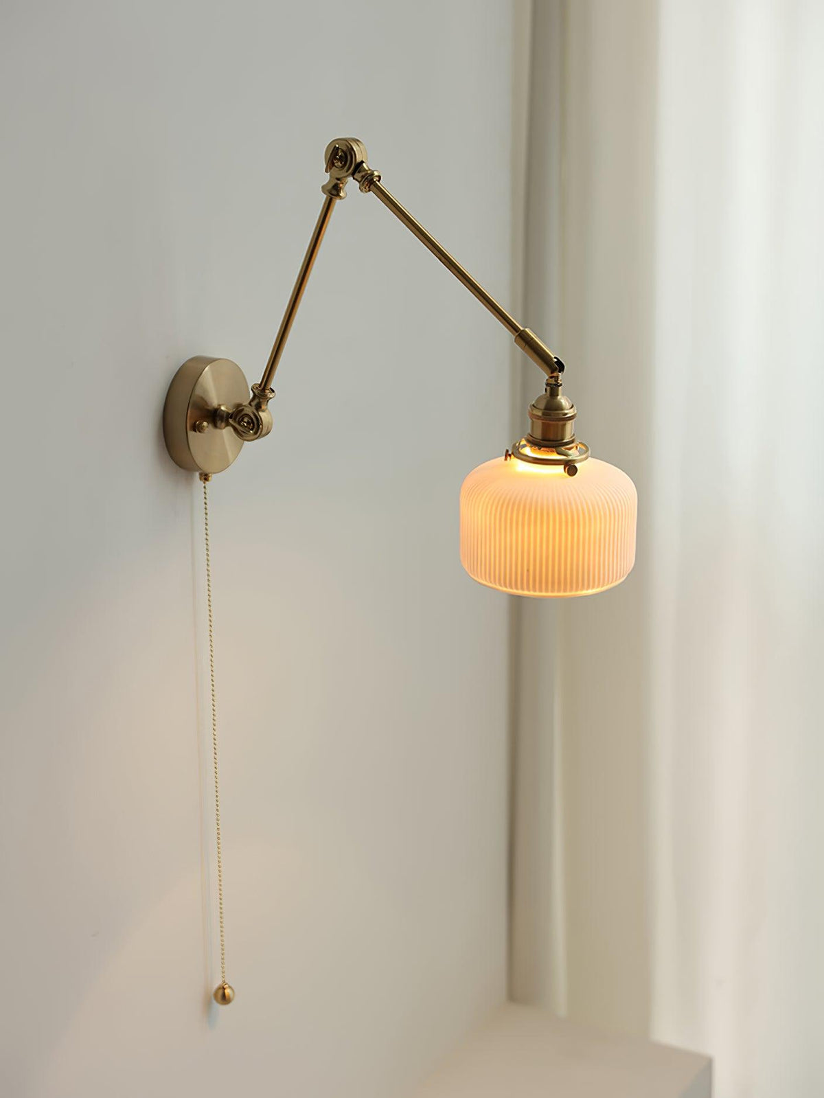 Aplique de lectura con brazo oscilante y pantalla de cerámica | Lámpara de pared giratoria para dormitorio con interruptor de cadena | Lámpara de escritorio de latón moderna para dormitorio
