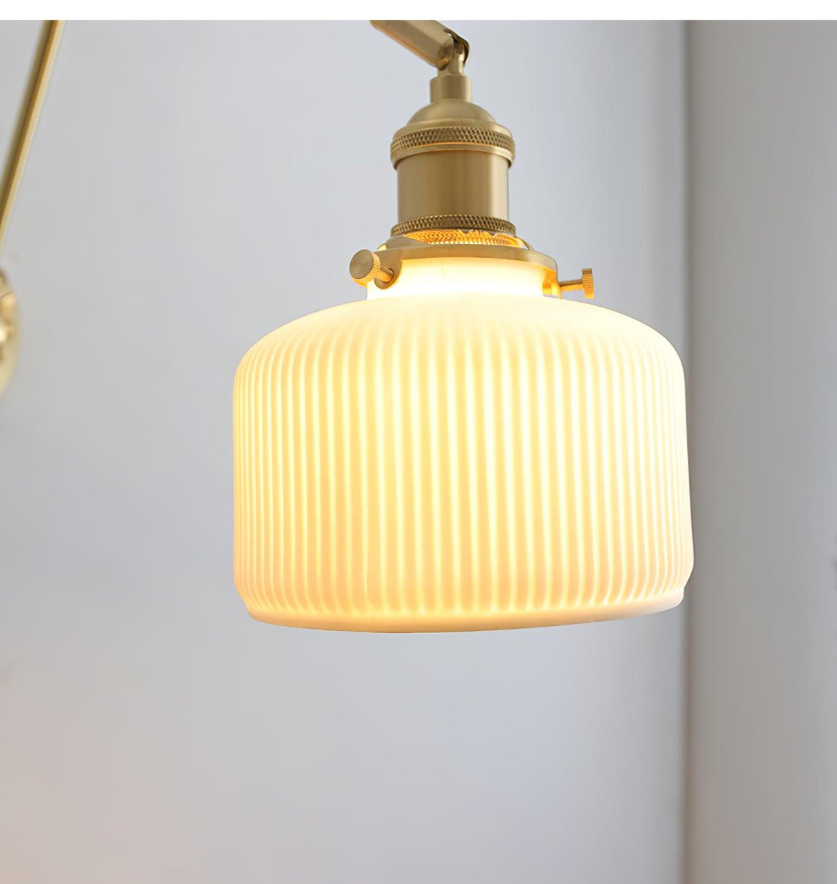 Aplique de lectura con brazo oscilante y pantalla de cerámica | Lámpara de pared giratoria para dormitorio con interruptor de cadena | Lámpara de escritorio de latón moderna para dormitorio