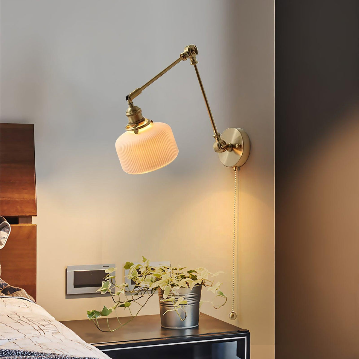 Aplique de lectura con brazo oscilante y pantalla de cerámica | Lámpara de pared giratoria para dormitorio con interruptor de cadena | Lámpara de escritorio de latón moderna para dormitorio
