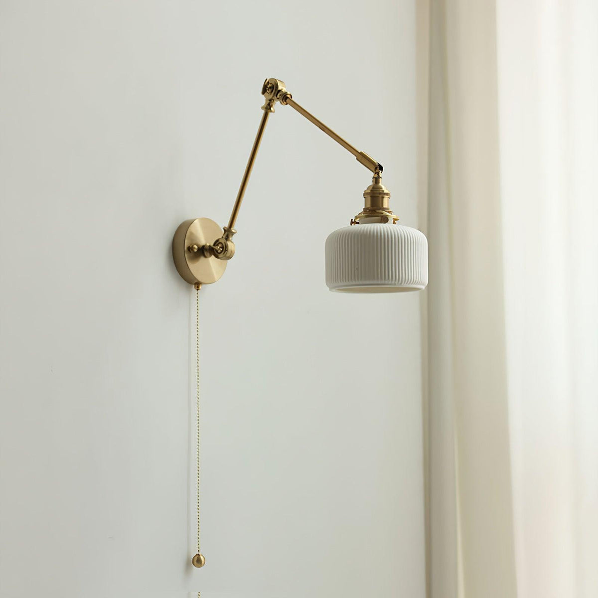 Aplique de lectura con brazo oscilante y pantalla de cerámica | Lámpara de pared giratoria para dormitorio con interruptor de cadena | Lámpara de escritorio de latón moderna para dormitorio