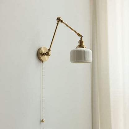 Aplique de lectura con brazo oscilante y pantalla de cerámica | Lámpara de pared giratoria para dormitorio con interruptor de cadena | Lámpara de escritorio de latón moderna para dormitorio