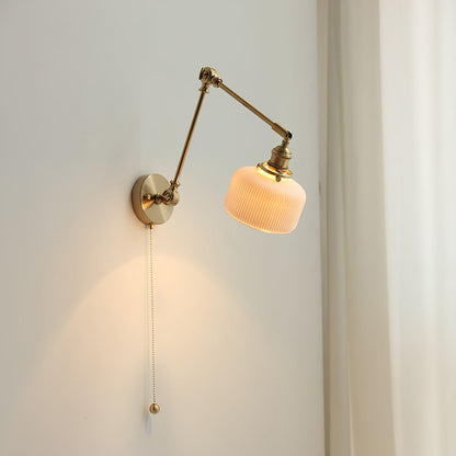 Aplique de lectura con brazo oscilante y pantalla de cerámica | Lámpara de pared giratoria para dormitorio con interruptor de cadena | Lámpara de escritorio de latón moderna para dormitorio