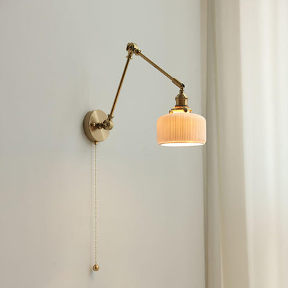 Aplique de lectura con brazo oscilante y pantalla de cerámica | Lámpara de pared giratoria para dormitorio con interruptor de cadena | Lámpara de escritorio de latón moderna para dormitorio