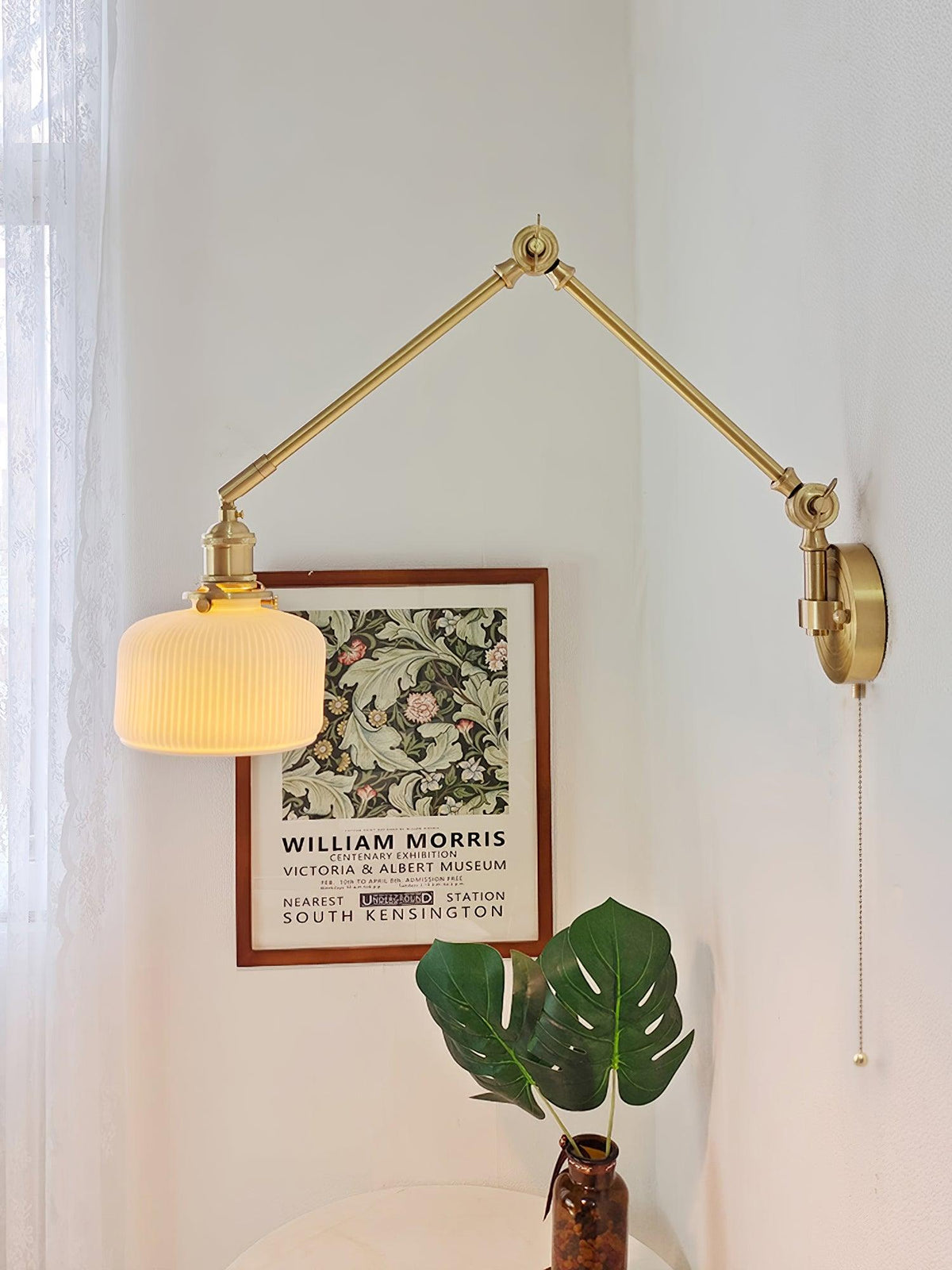 Aplique de lectura con brazo oscilante y pantalla de cerámica | Lámpara de pared giratoria para dormitorio con interruptor de cadena | Lámpara de escritorio de latón moderna para dormitorio