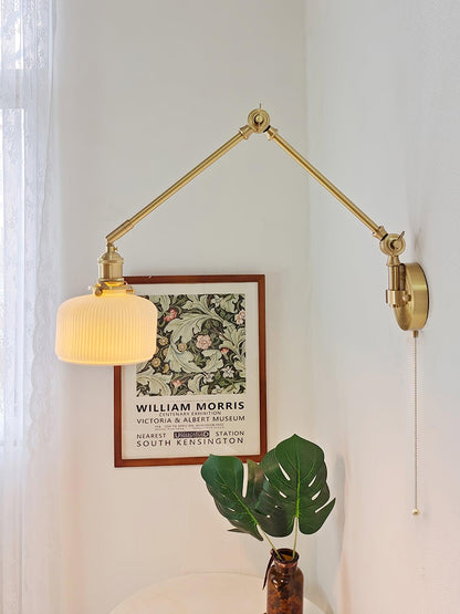 Aplique de lectura con brazo oscilante y pantalla de cerámica | Lámpara de pared giratoria para dormitorio con interruptor de cadena | Lámpara de escritorio de latón moderna para dormitorio