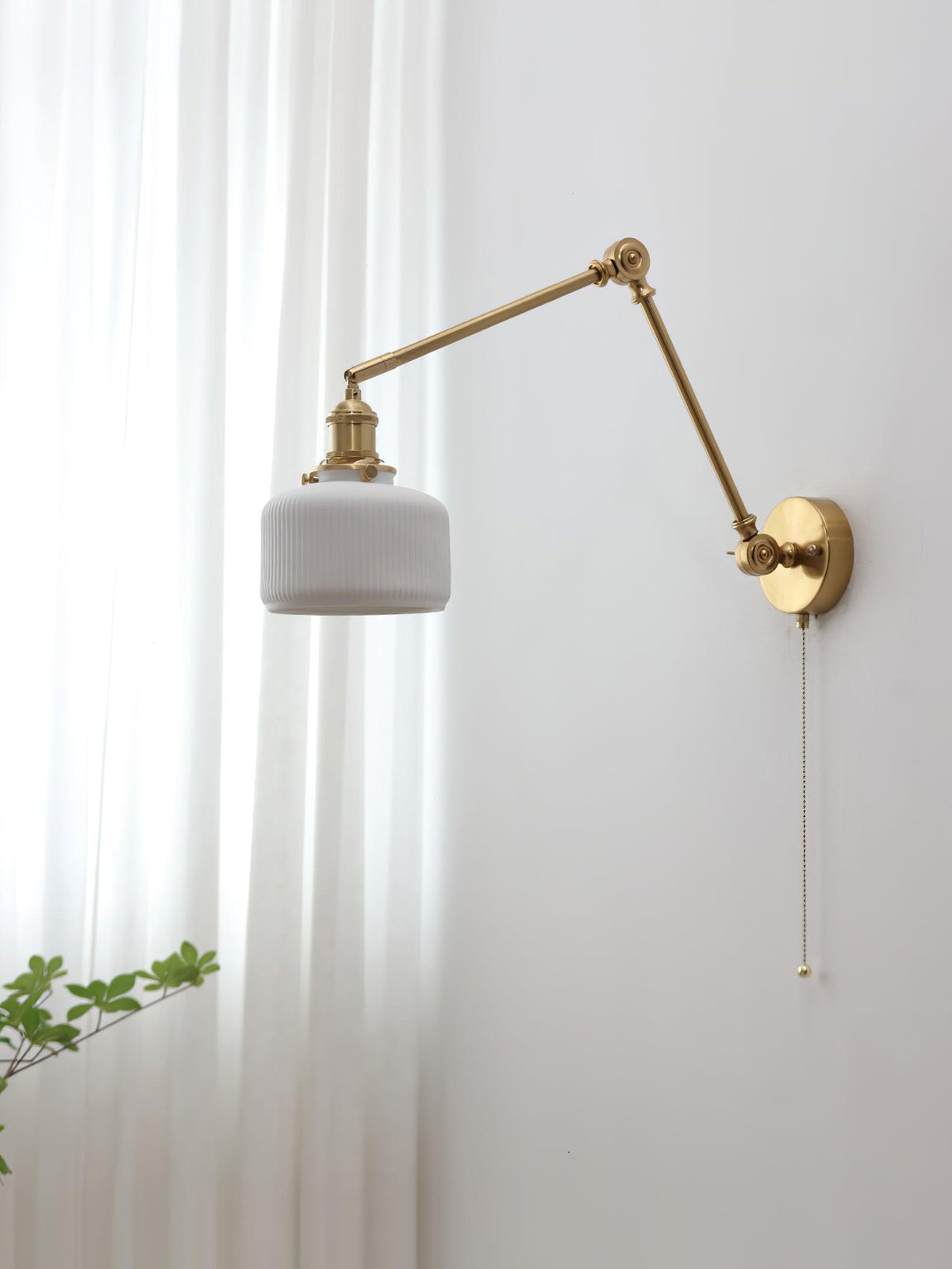 Aplique de lectura con brazo oscilante y pantalla de cerámica | Lámpara de pared giratoria para dormitorio con interruptor de cadena | Lámpara de escritorio de latón moderna para dormitorio