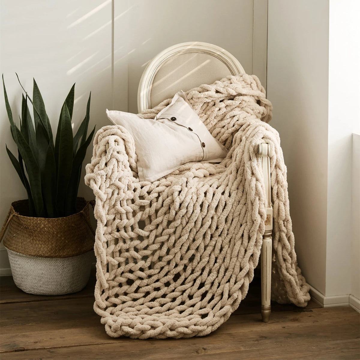 Cozy Chenille Chunky Knit Blanket Throw with Hand-Knotted Design for Ultimate Comfort