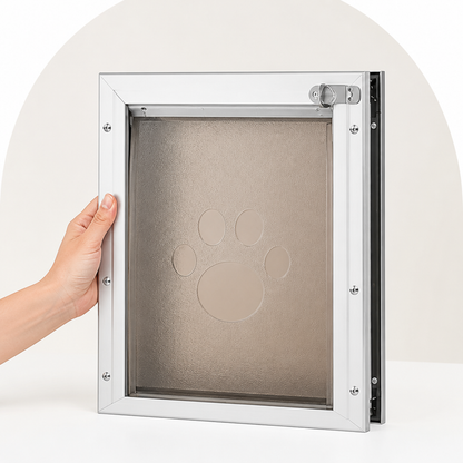 Puerta para mascotas Ortekor con marco de aluminio resistente a la intemperie y cierre magnético (para puertas de 0.42 a 2 pulgadas)