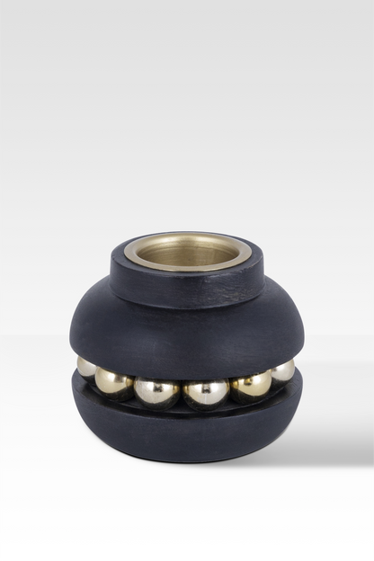Elegante portavelas negro con base de madera y cadena de cuentas doradas: un toque de decoración elegante para un ambiente acogedor
