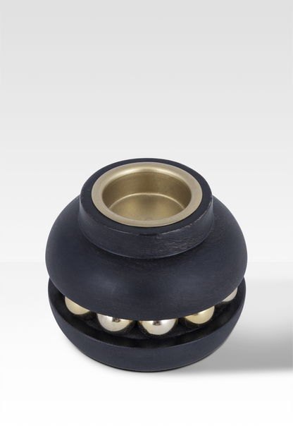 Elegante portavelas negro con base de madera y cadena de cuentas doradas: un toque de decoración elegante para un ambiente acogedor