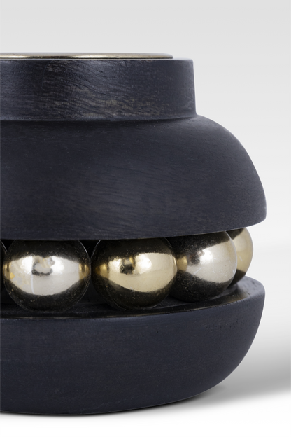 Elegante portavelas negro con base de madera y cadena de cuentas doradas: un toque de decoración elegante para un ambiente acogedor