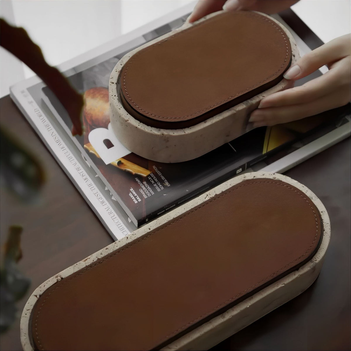 Elegante joyero ovalado de travertino con tapa de cuero: organizador de joyas único para anillos y collares