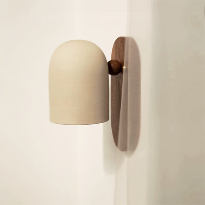Apliques de pared elegantes de nogal con brazo de latón y pantalla blanca suave: diseño contemporáneo para un ambiente moderno
